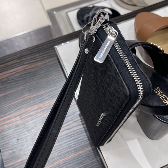 Michael Kors Jet Set Travel Large Travel CONTINENTAL wallet-wristlet-phoneholder - Picture 2 of 16